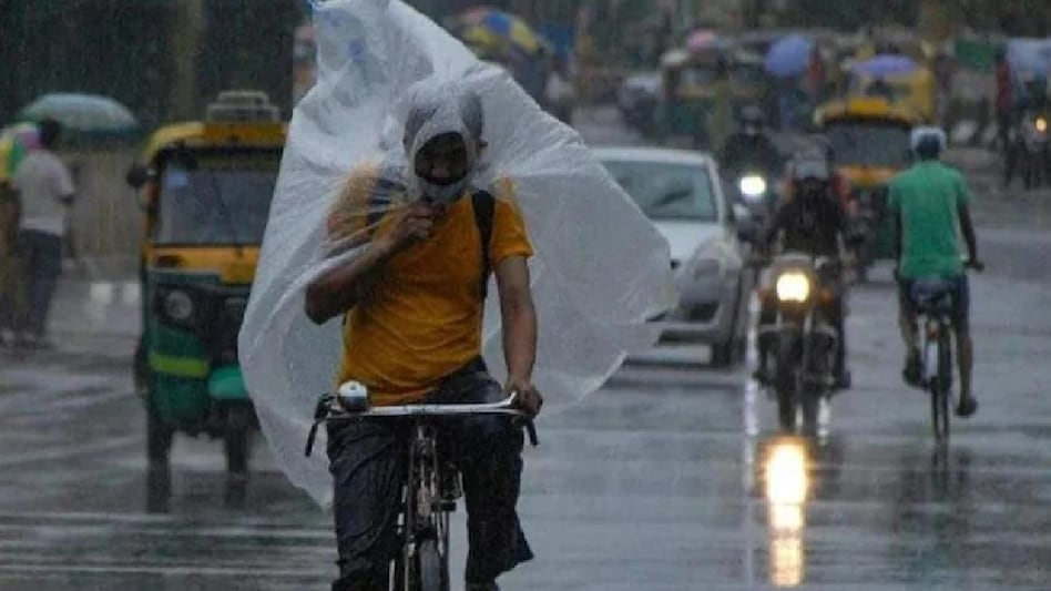 Delhi-NCR में मौसम ने ली करवट, झमाझम बारिश से तापमान में आई गिरावट