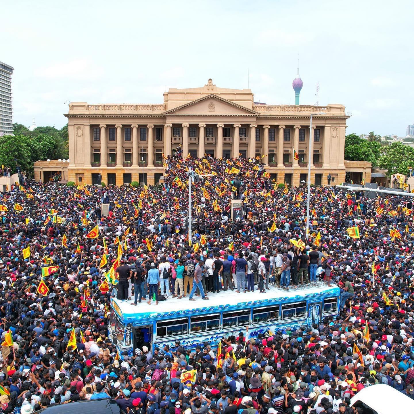 SriLanka Crisis : आवास छोड़ परिवार सहित भागे राष्ट्रपति गोटबाया, उग्र भीड़ ने की तोड़फोड़