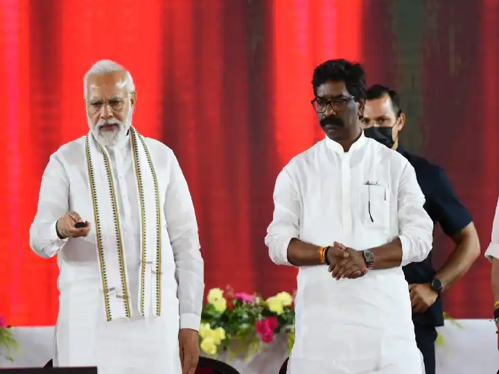 PM Modi Deoghar Visit : प्रधानमंत्री नरेंद्र मोदी ने देवघर एयरपोर्ट का किया शुभारंभ, राज्य को मिली करोड़ो की सौगात