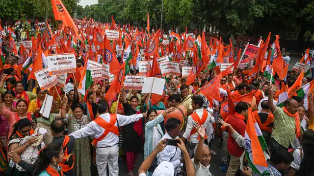 हिंदू संगठनों ने हिंदुओं पर हो रहे हमलों पर दिखाया रोष, दिल्ली में निकाला संकल्प मार्च
