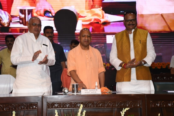 UttarPradesh : यूपी के मुख्यमंत्री योगी ने कैशलेस चिकित्सा योजना को किया शुरू