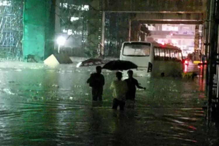 Watch: भारी बारिश ने बेंगलुरु में मचाई तबाही, सड़कें नदियों मे बादल गयी, जलभराव के कारण जन जीवन प्रभावित
