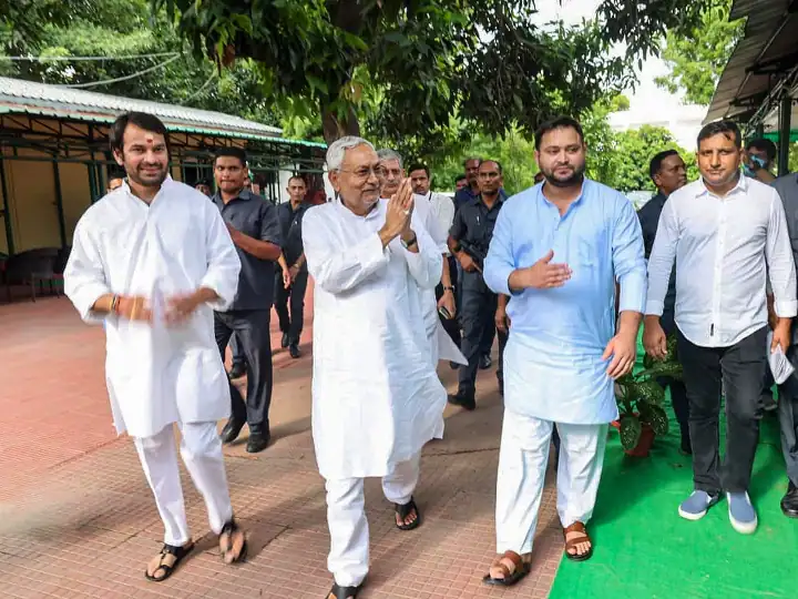 Bihar Politics : मुख्यमंत्री नीतीश कुमार ने अपना इस्तीफा देने के साथ ही तेजस्वी यादव के साथ मिलकर पेश किया नई सरकार का दावा