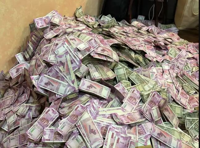 Kolkata News: ED के छापे मे बेड के नीचे मिला 7 करोड़ रुपए की भारी रकम ,जारी है गिनती