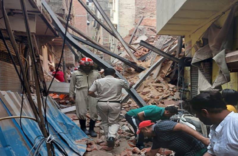 Delhi Building Collapse:दिल्ली के आजाद नगर में इमारत गिरने से 3 लोगों की मौत, मलबे में मजदूरों के दबे होने की आशंका