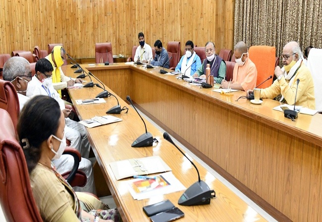 छठ पूजा की तैयारियों को लेकर CM योगी ने अपने आवास पर अधिकारियों के साथ की बैठक
