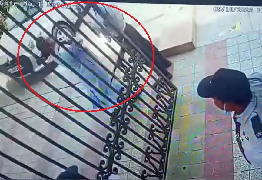 नोएडा की प्रोफेसर महिला ने जड़ा सुरक्षा गार्ड को थप्पड़, गेट खोलने मे कर रहा था देरी – विडियो वायरल