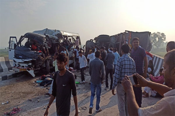 UP News:लखीमपुर खीरी में बस और ट्रक के भिड़ने से 8 लोगो की मौत, कई अन्य लोग घायल