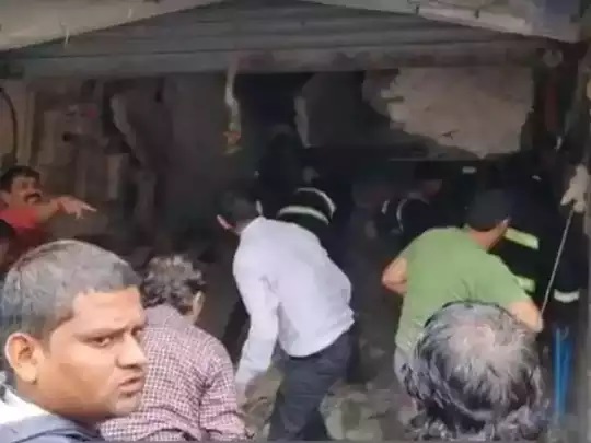 महाराष्ट्र: ठाणे के उल्हासनगर में पांच मंजिला इमारत का एक हिस्सा गिरने से 4 लोगों की मौत, 1 गंभीर रूप से घायल