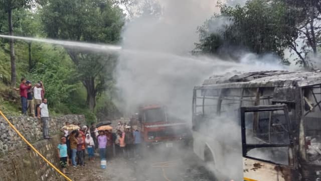 Gujarat News: गुजरात से यमुनोत्री जाते समय 21 तीर्थ यात्रियों से भरी बस मे लगी आग