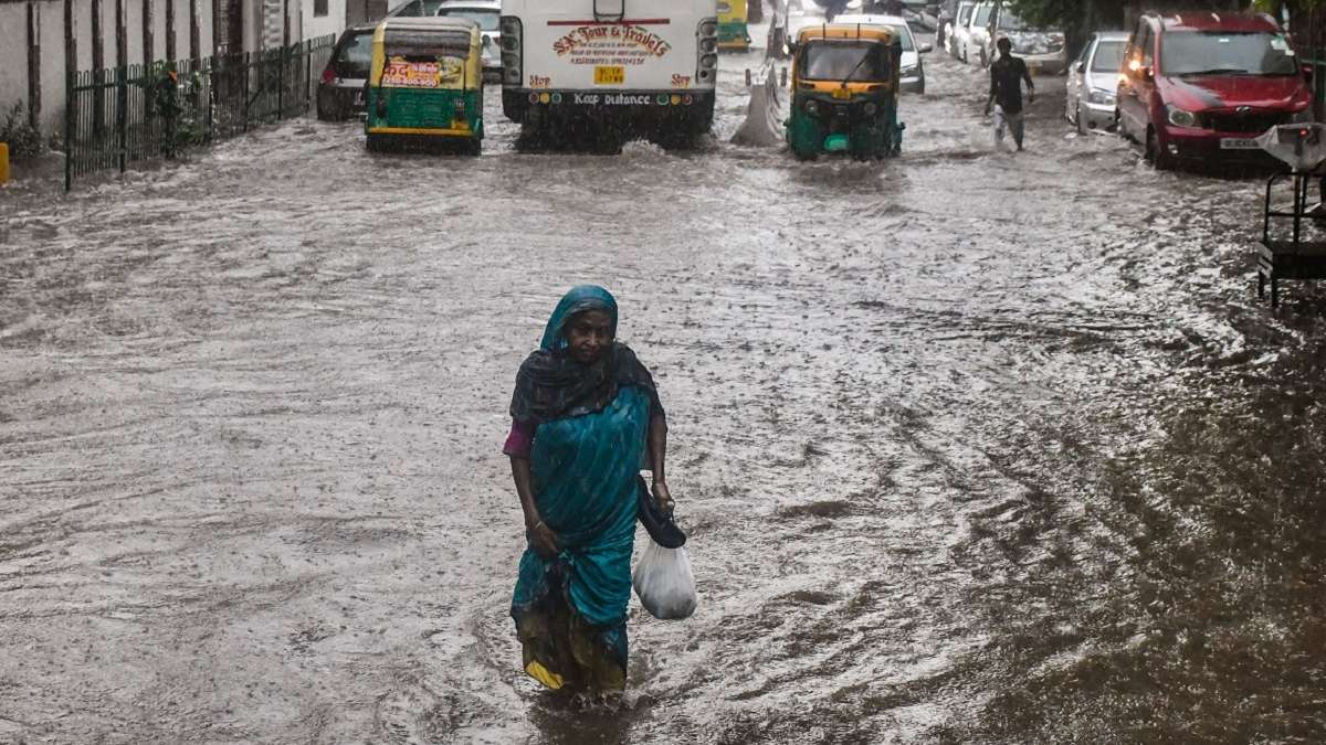 Weather update: हरियाणा, राजस्थान सहित इन राज्यों में भारी बारिश की चेतावनी, दिल्ली में भी भरा पानी