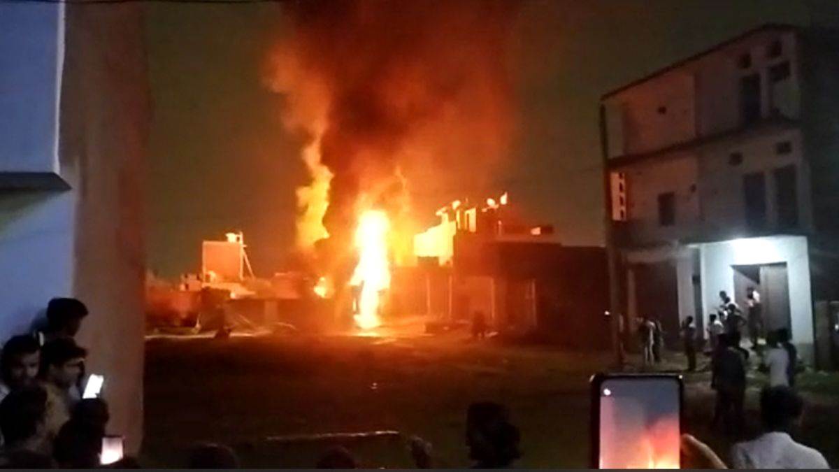 उत्तर प्रदेश की राजधानी लखनऊ में एक अवैध फैक्ट्री में लगी भीषण आग, एक की मौत