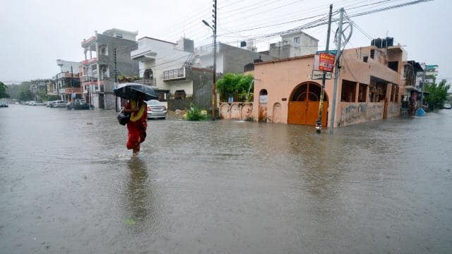 आज भी दिल्ली और UP में बारिश का प्रकोप, येलो अलर्ट के बाद कई जिलों में स्कूल बंद