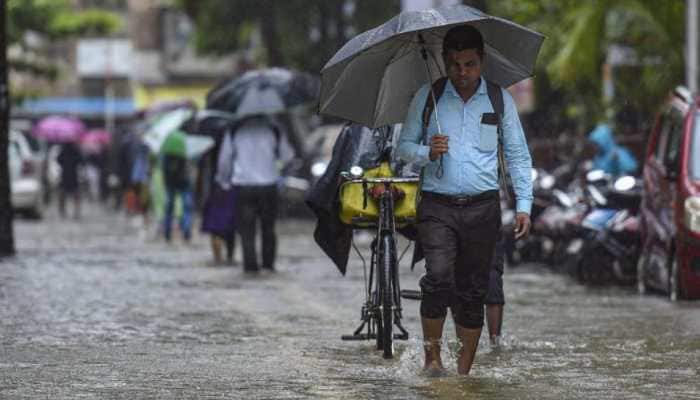 लगातार भारी बारिश के कारण गुरुग्राम और नोएडा में यातायात ठप, स्कूलों की छुट्टी; सोशल मीडिया पर Memes वाइरल