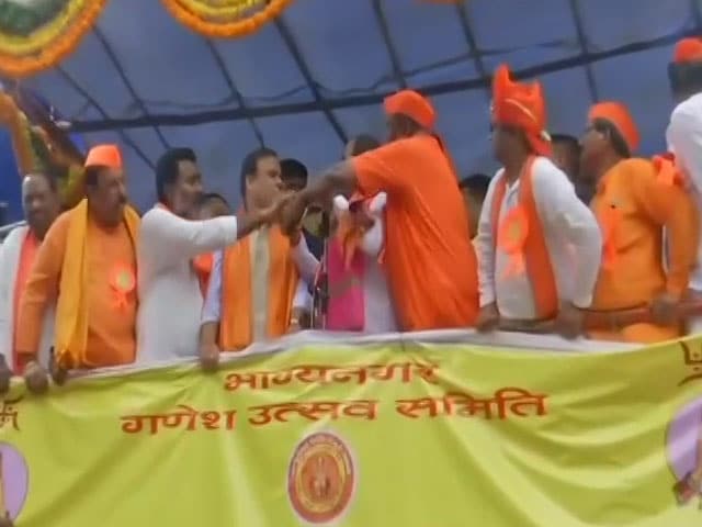 हैदराबाद की रैली के दौरान हुई Assam CM की सुरक्षा मे चूक, शख्स ने की माइक तोड़ने की कोशिश- देखें विडियो