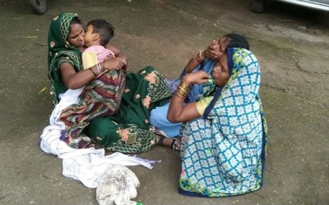 मध्य प्रदेश के 5 साल के बेटे की मौत, मां घंटों गोद में बैठी लेकिन कोई डॉक्टर नहीं आया