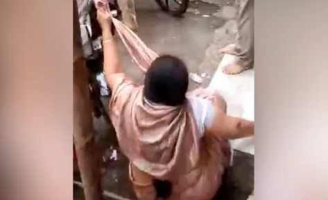 Watch: कैमरे पर बूढ़ी महिला को थप्पड़ मारा, मुंबई में राज ठाकरे की पार्टी के नेता ने दिया धक्का