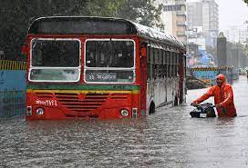 मुंबई में भारी बारिश का कहर, जलभराव से यातायात प्रभावित, ठाणे में 4 साल का बच्चा नाले में बहा