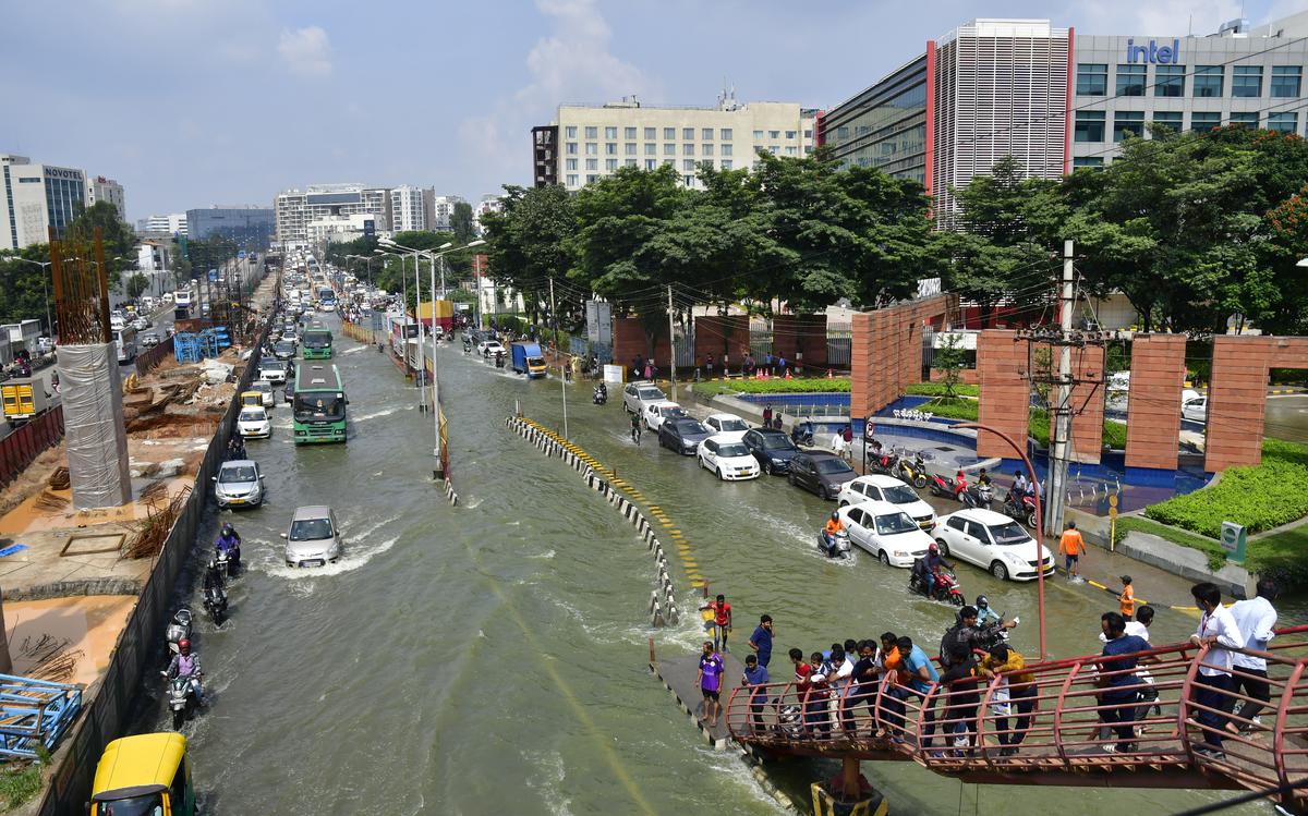 पानी-पानी बेंगलुरु, भारी बारिश के कारण सड़कें बनी नदियां, कई पॉश एरिया में भी भरा पानी देखें- VIDEO
