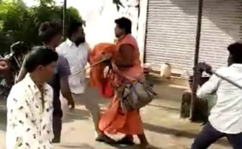 महाराष्ट्र में साधुओं की लाठी-डंडों से बेरहमी से पिटाई, बच्चा चोर होने का शक- विडियो वायरल