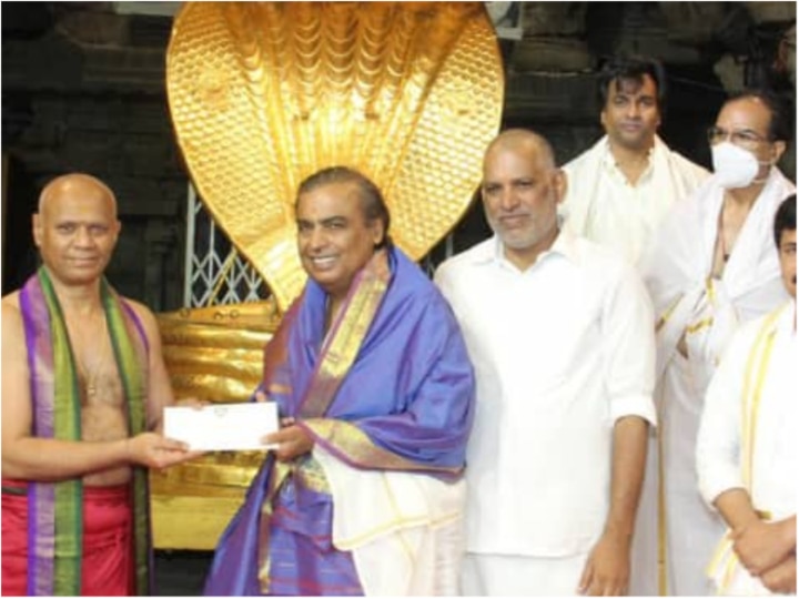Mukesh Ambani Donation:रिलाइंस इंडस्ट्रीज के चेयरमैन मुकेश अंबानी ने तिरुपति बालाजी मंदिर में 1.5 करोड़ रुपए का किया दान