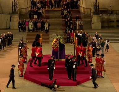 Queen Elizabeth:रॉयल गार्ड के गिरने से हड़कंप ,महारानी एलिजाबेथ द्वितीय के ताबूत के पास खड़ा था ये गार्ड