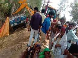 Banda News: देवी दर्शन कर गांव लौटते समय ट्रैक्टर-ट्रॉली पलट ने से 30 लोग हुये घायल