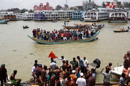 बांग्लादेश में हिंदू श्रद्धालुओं से भरी नाव पलटी, 24 लोगों की मौत , एक दर्जन से अधिक लोग लापता