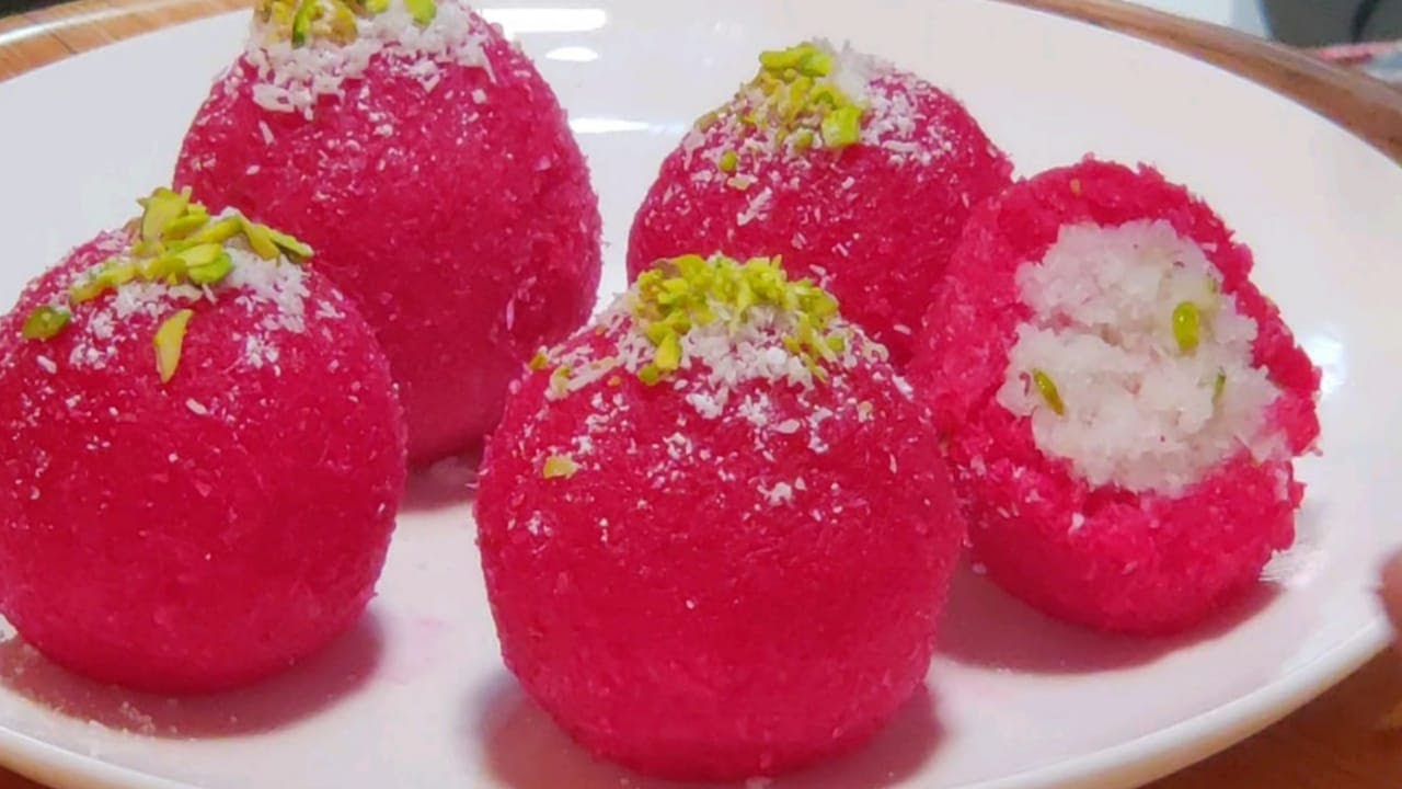 Navratri special Recipes: स्वादिष्ट स्ट्रॉबेरी नारियल के लड्डू , बनाने की विधि