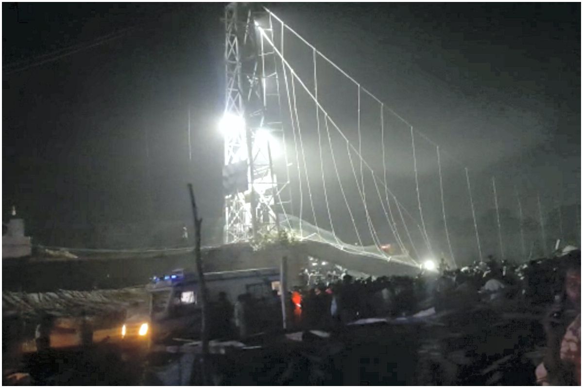 गुजरात में हुआ दर्दनाक हादसा, मोरबी में सदियों पुराना पुल टूटने से 84 से ज्यादा की मौत, नेवी और एयरफोर्स को भी बुलाया गया