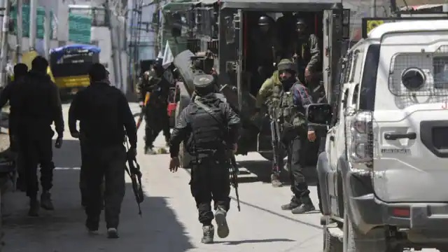 जम्मू कश्मीर में शोपियां जिले में टारगेट किलिंग, एक और कश्मीरी पंडित की आतंकवादियों ने गोली मारकर की हत्या