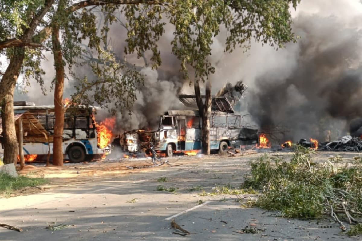 मुंबई-पुणे हाईवे पर बड़ा हादसा, सड़क पर खड़े ट्रक में लगी भीषण आग, जलकर हुआ राख