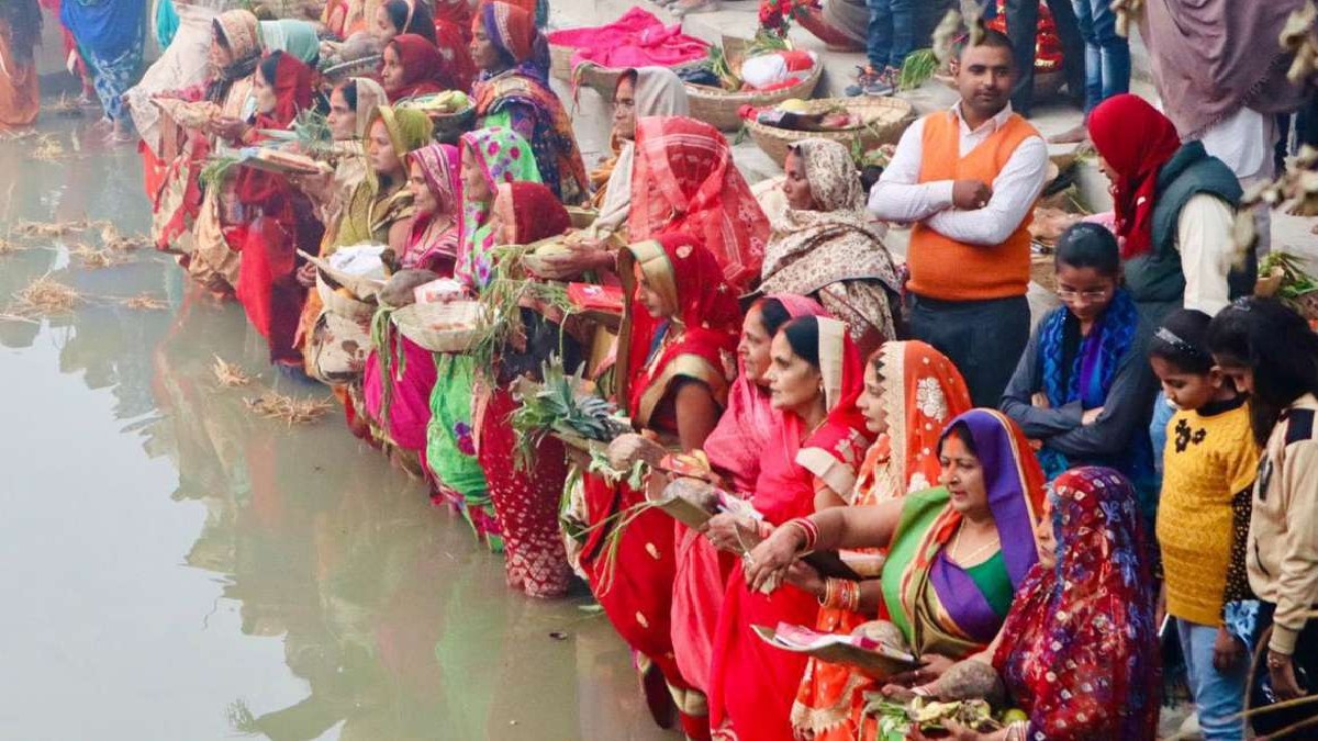 Chhath Puja 2022: केजरीवाल सरकार ने 1100 घाटों पर छठ पूजा करने की दी अनुमति