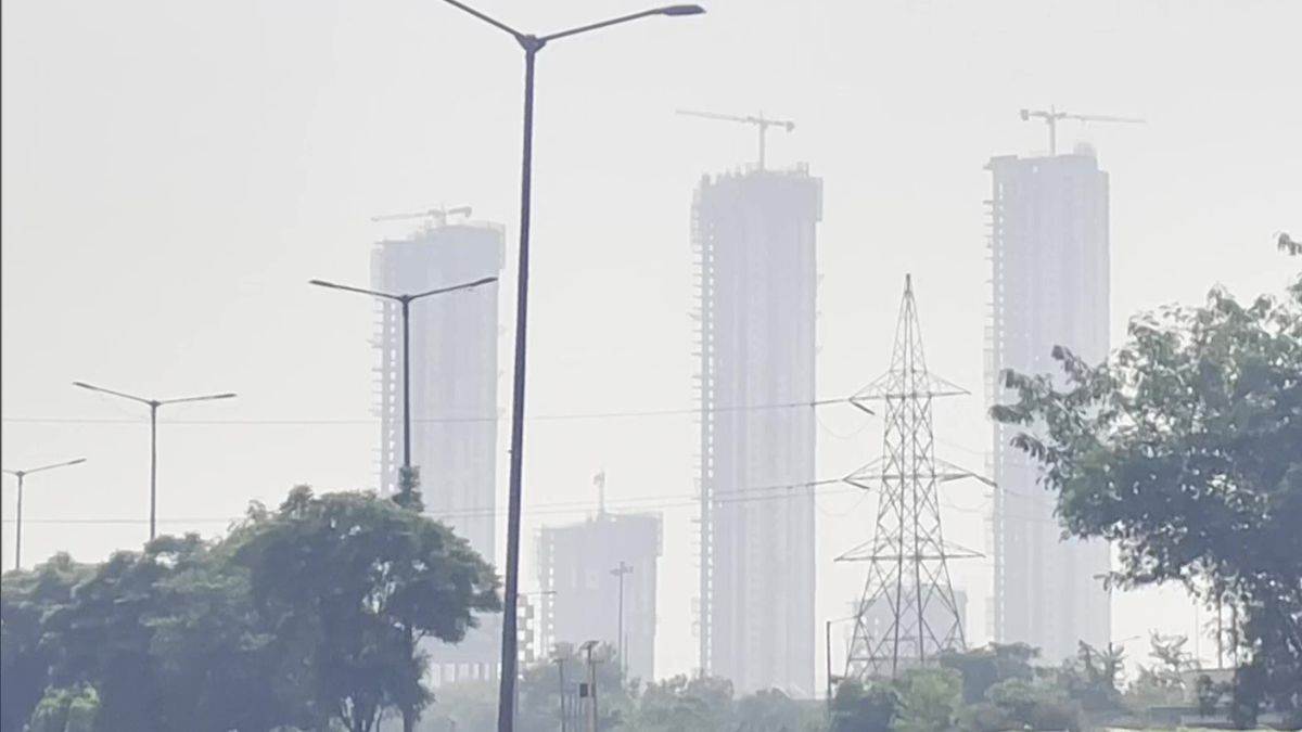 दिल्ली में सांस लेना हो रहा मुश्किल, तापमान में भी गिरावट, पढ़ें