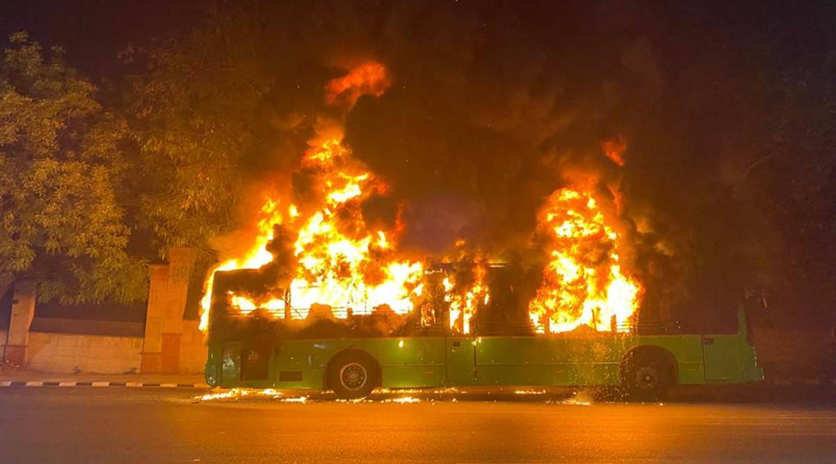 पाकिस्तान के कराची में हुआ भीषण सड़क हादसा, बस में आग लगने से 17 यात्रियों की झुलसकर मौत; कई घायल