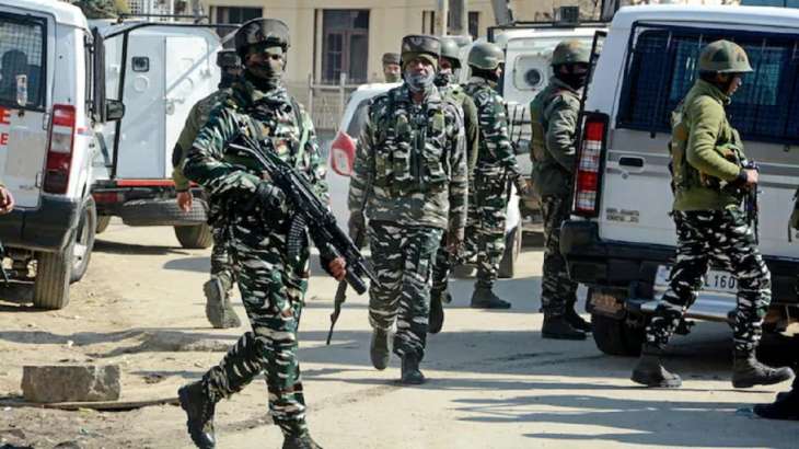जम्मू-कश्मीर: कुलगाम में सुरक्षा बलों के साथ मुठभेड़ में मारा गया अज्ञात आतंकवादी, तलाशी अभियान जारी