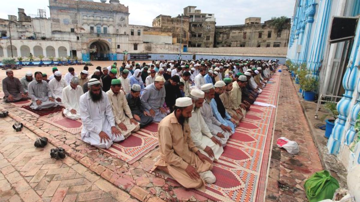 गुरुग्राम मस्जिद पर भीड़ का हमला, नमाजियों को गांव से निकालने की धमकी, लोगों को भी पीटा