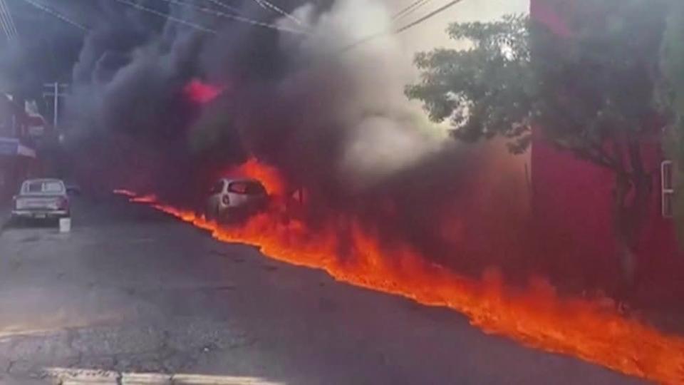 मेक्सिको में ट्रेन के ईंधन टैंकर से टकराने पर लगी भीषण आग, सैकड़ों लोगों को निकाला गया- देखें विडियो
