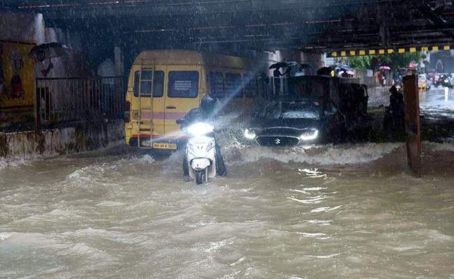 मुंबई में भारी बारिश का कहर, शहर के कई इलाकों में जलभराव, दिल्ली में हल्की बौछारों के साथ मौसम हुआ सुहाना