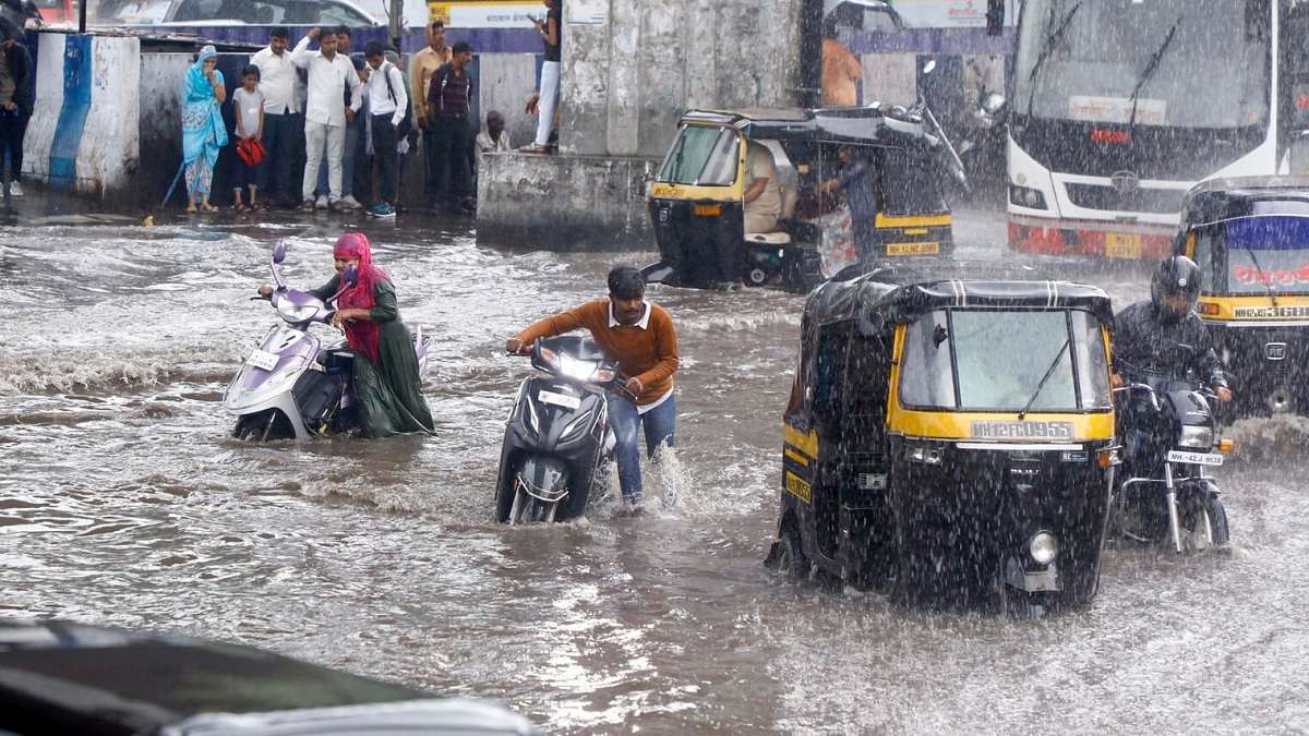 महाराष्ट्र: पुणे में भारी बारिश ने तोड़ा 140 साल का रिकॉर्ड, सड़कें बनी तालाब, इन इलाकों में येलो अलर्ट जारी