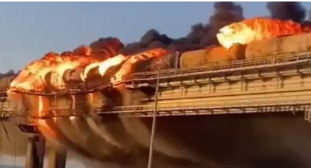 रूस-क्रीमिया को जोड़ने वाले पुल पर लगा भयानक आग, विस्फोट से ढहा पुल का एक हिस्सा