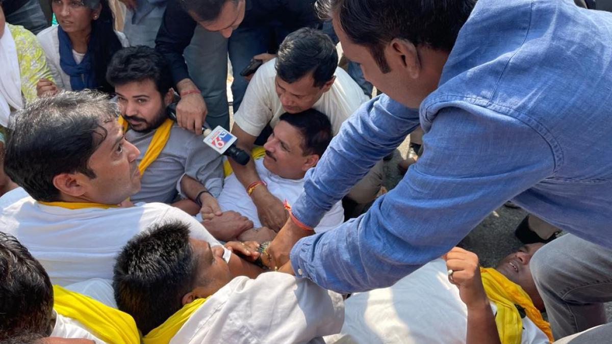 दिल्ली पुलिस ने CBI दफ्तर के बाहर प्रदर्शन कर रहे AAP MP संजय सिंह समेत अन्य को हिरासत में लिया