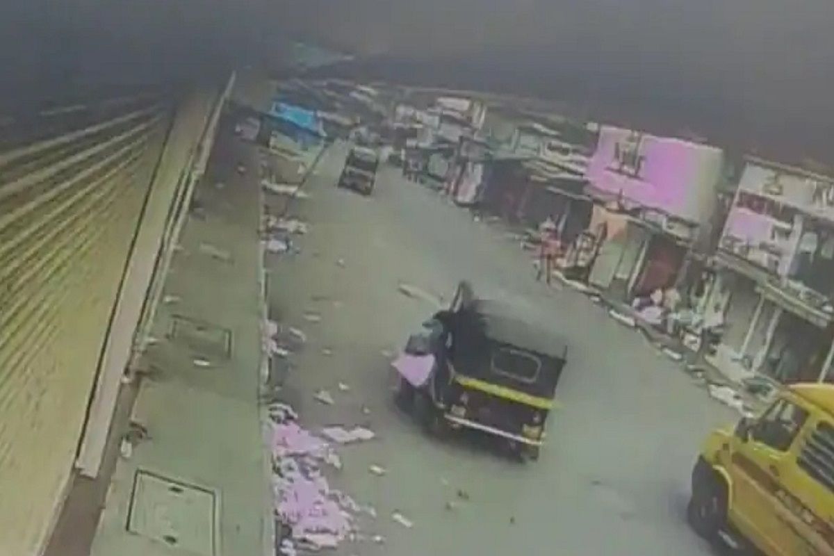 वायरल वीडियो: ऑटो चालक ने कॉलेज गर्ल से की छेड़छाड़, ठाणे में वाहन के साथ 500 मीटर तक घसीटा