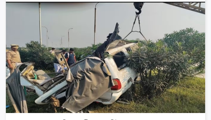 Prayagraj Accident:बिजली के खंभे से टकराई टवेरा कार,5 श्रद्धालुओं की मौत,विंध्याचल जा रहे थे दर्शन को