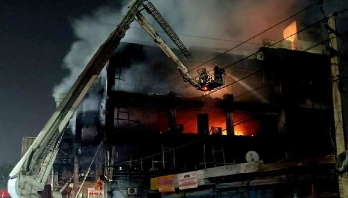 Delhi News:दिवाली के अवसर पर दिल्ली में कई जगहों पर लगी भयानक आग, फायर सर्विस को आए 200 से अधिक फोन कॉल