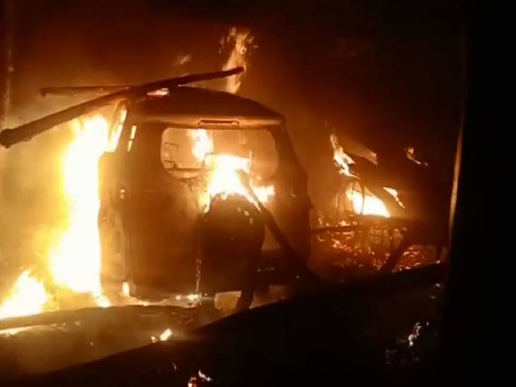 Bareilly News: बरेली के शोरूम में लगी भीषण आग को बुझाने के लिए उत्तराखंड से मंगवानी पड़ी दमकल की गाड़ियां,करोड़ों का हुआ नुकसान