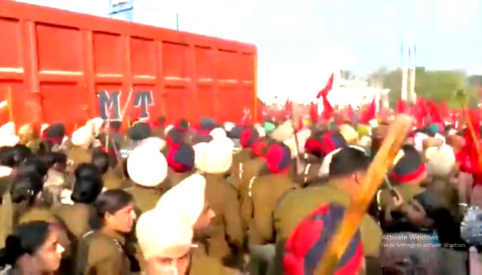 पंजाब में मजदूर यूनियन के लोगों पर पुलिस ने किया लाठीचार्ज,CM आवास की ओर कर रहे थे मार्च