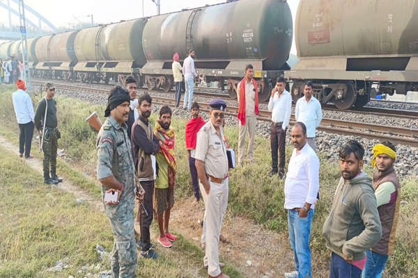 Bihar News:कैमूर जिले में दर्दनाक Train Accident,तेज रफ्तार ट्रेन की चपेट में आने से 50 भेड़ों सहित गड़ेरिया की कटकर मौत
