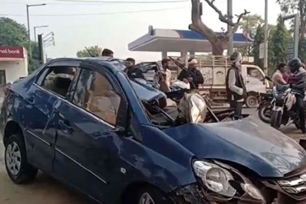 UP News:आगरा में बेकाबू कार पेड़ से टकराई,भीषण सड़क हादसे में 3 की मौत, 2 घायल