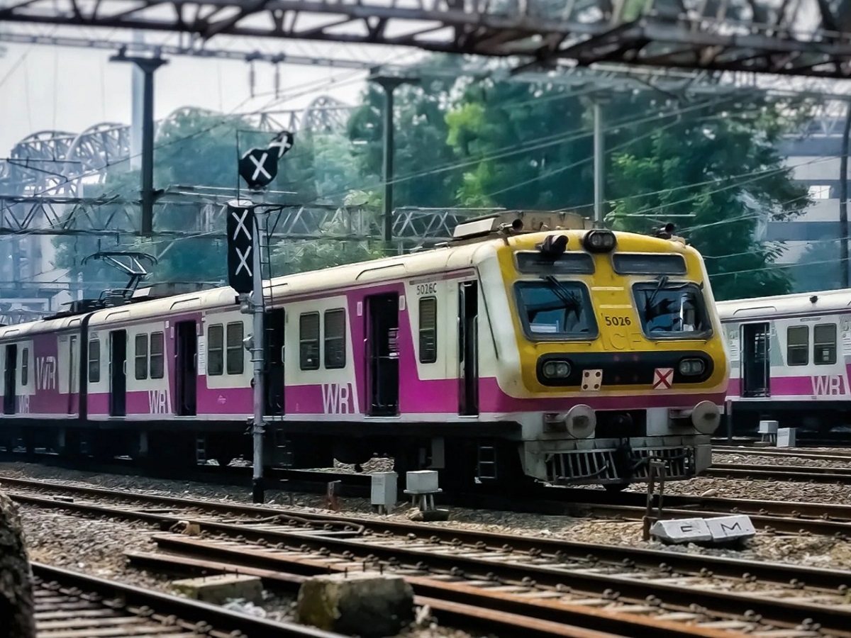 Maharashtra:अंधेरी से जोगेश्वरी स्टेशन के बीच कुछ ट्रेनों के फसने से मुंबई लोकल ट्रेन सेवा फिर से हुई प्रभावित
